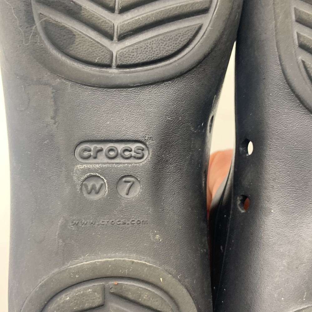 Crocs black pointy ballet flat size 7. CR3723C - Picture 7 of 7